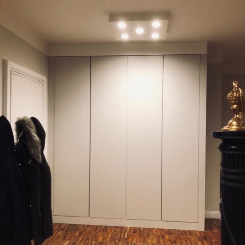 Armadio laccato grigio e cornice sopra laccato bianco