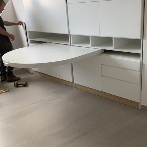 Mobile con ante, cassetti e ripiano a comparsa laccato bianco