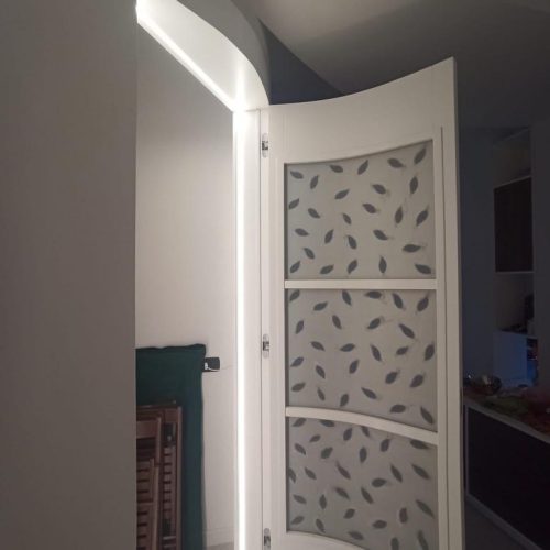 Mobile contenitore curvo con porta luminosa