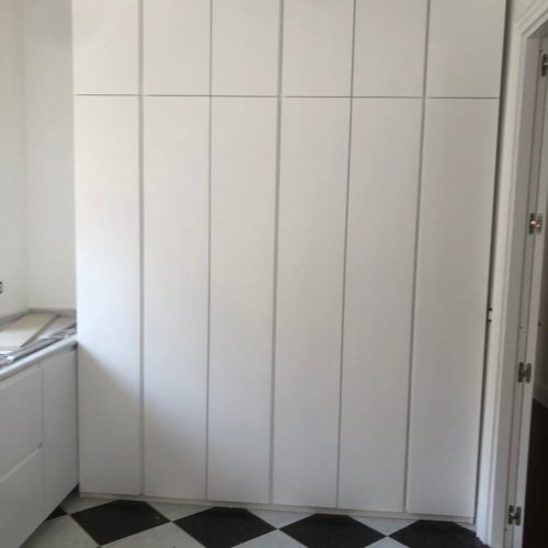 Armadio laccato bianco con gola