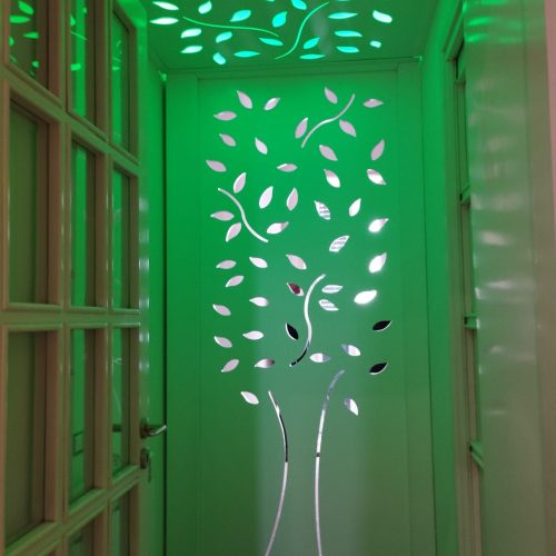 Porta con incisioni di foglie